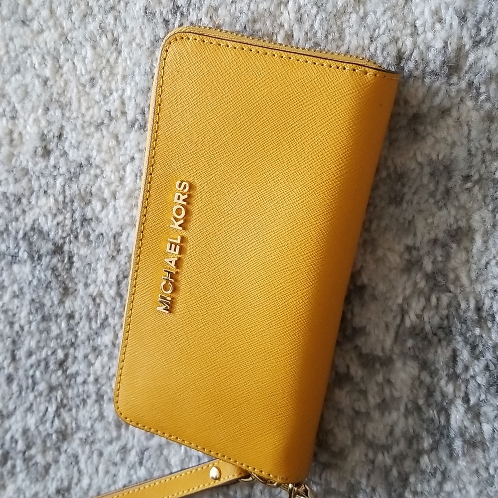 Michael Kors Zip Around Wallet Wristlet